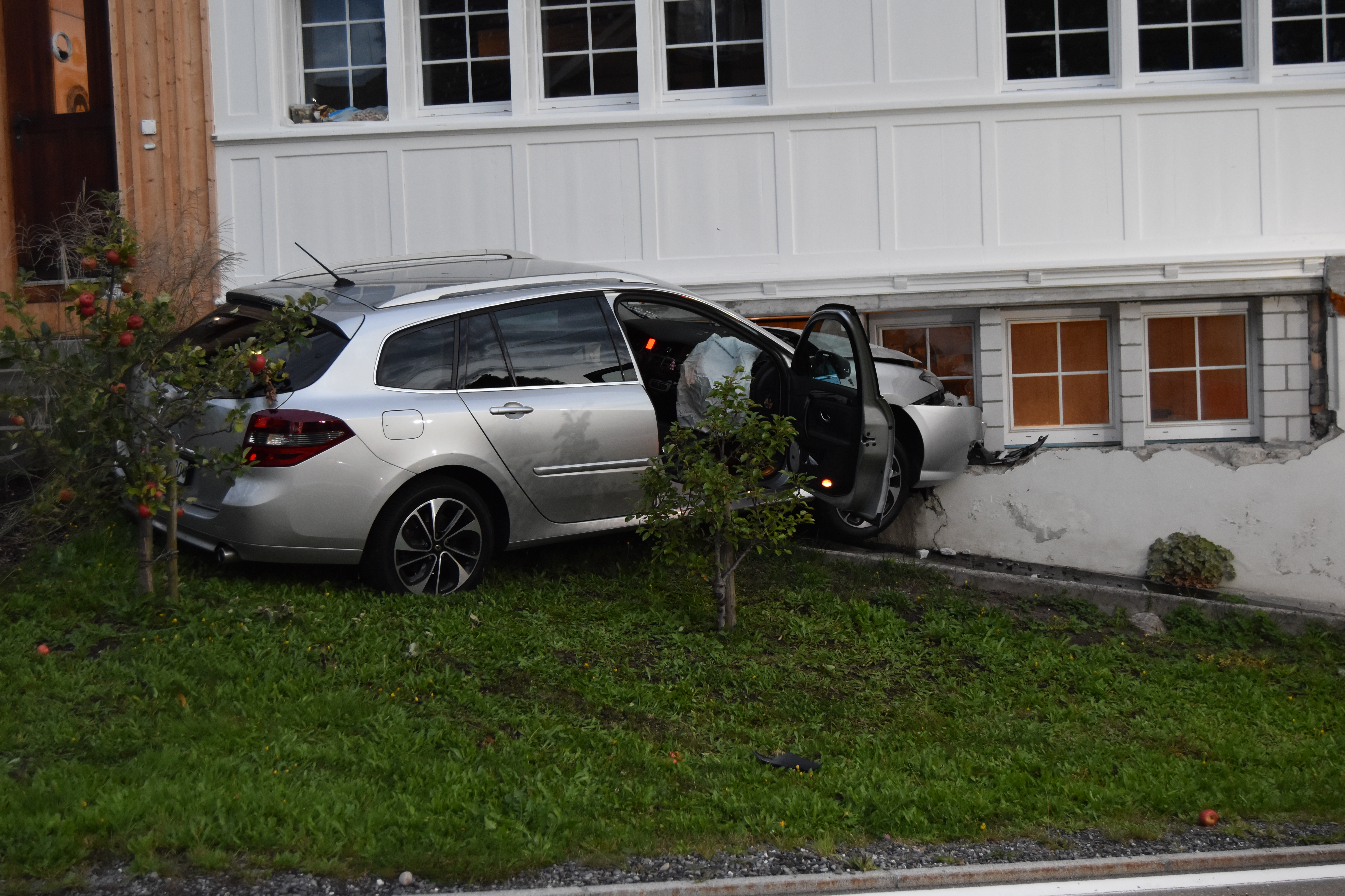 Auto kracht durch Fenster in Haus