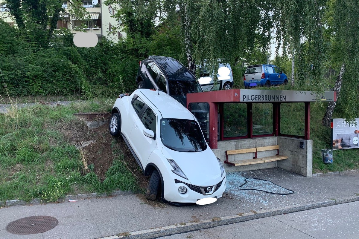 In Schaffhausen hat sich gestern Sonntag ein spektakulärer Selbstunfall ereignet,