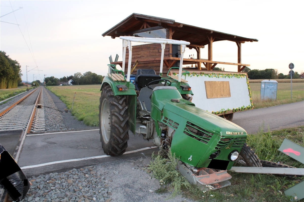 Traktorgespann mit Ausflüglern kollidiert mit Eurobahn
