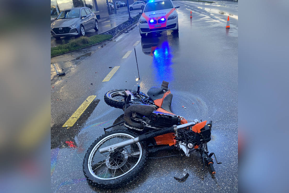 Gachnang TG – Motorradfahrer bei Kollision mit Auto verletzt