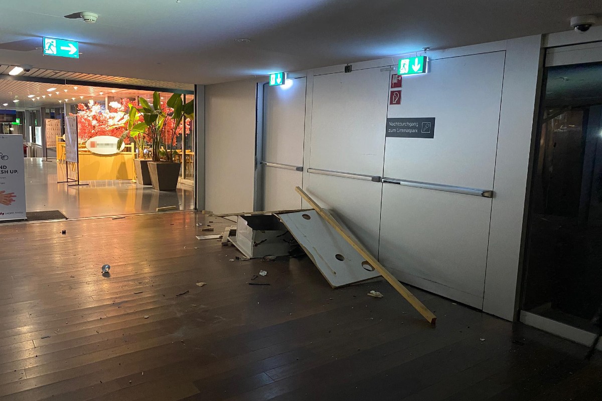 Im Shoppi Tivoli in Spreitenbach im Kanton Aargau wurde ein Bankomat gesprengt.