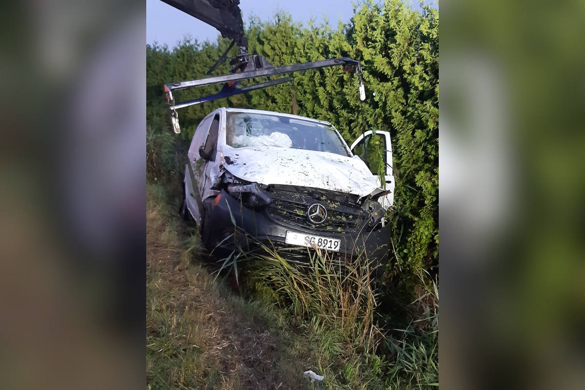 22-jähriger Transporterfahrer kommt von der Straße ab und überschlägt sich