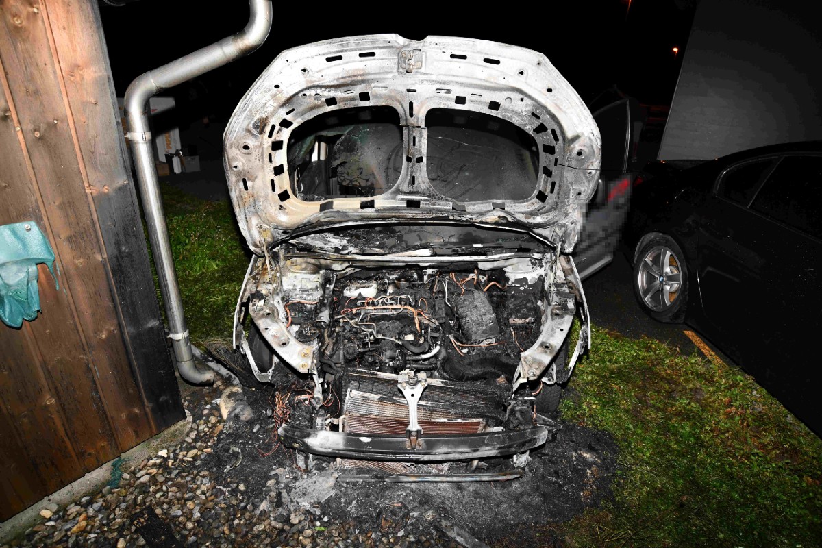 Uznach SG - Lieferwagen brannte komplett aus