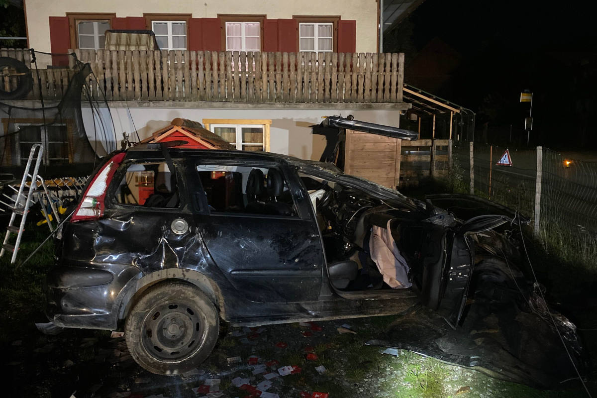 Auto überschlägt sich bei Selbstunfall