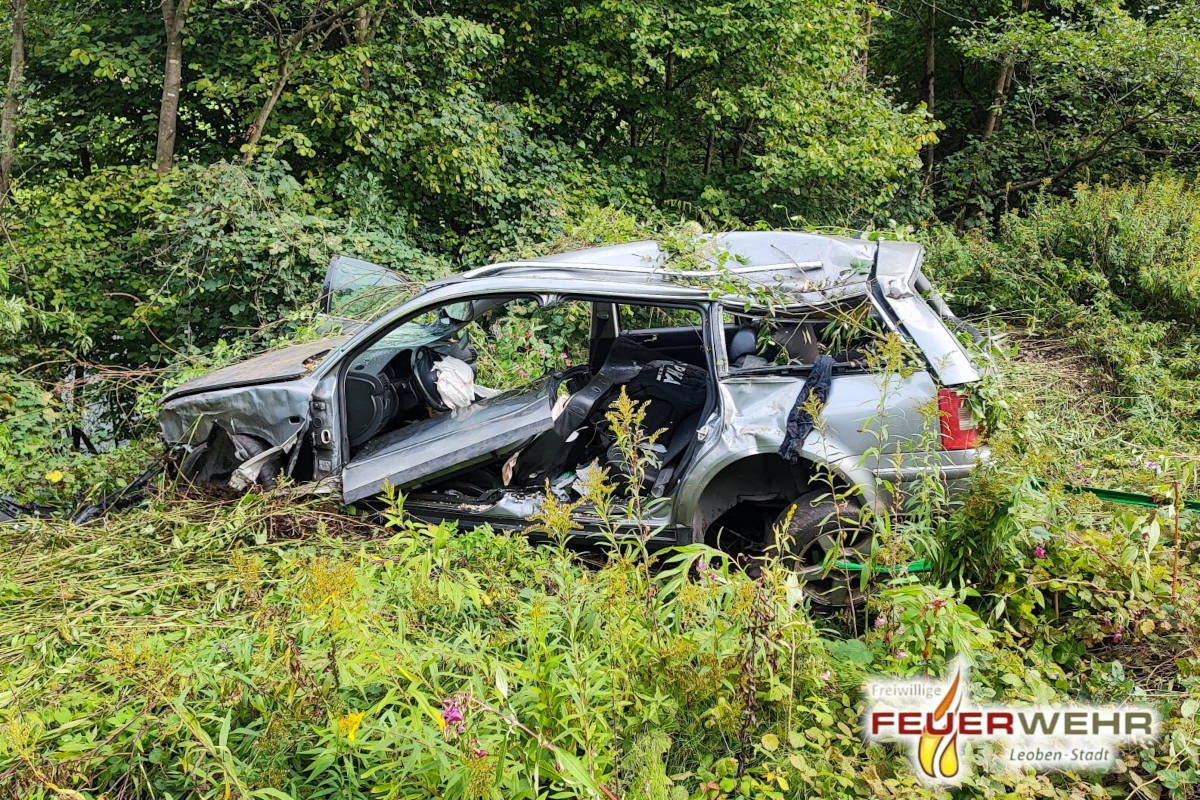 Auto überschlug sich – zwei Personen verletzt