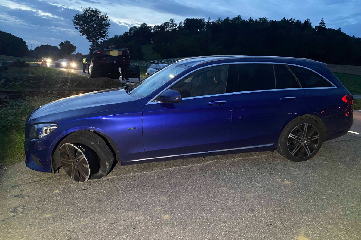 Würenlos AG - Auto nach Kollision auf Dach gelandet