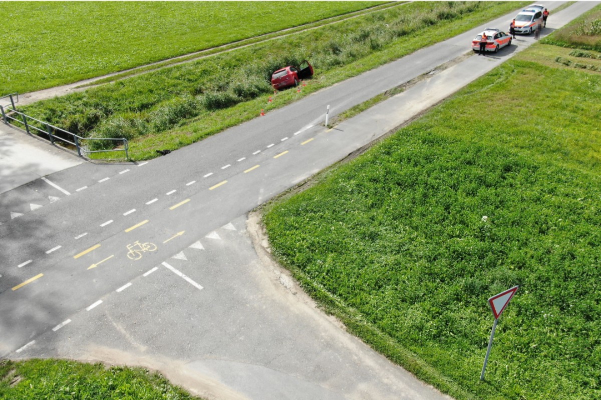 Salez SG - Mit dem Fiat in den Bach gefahren