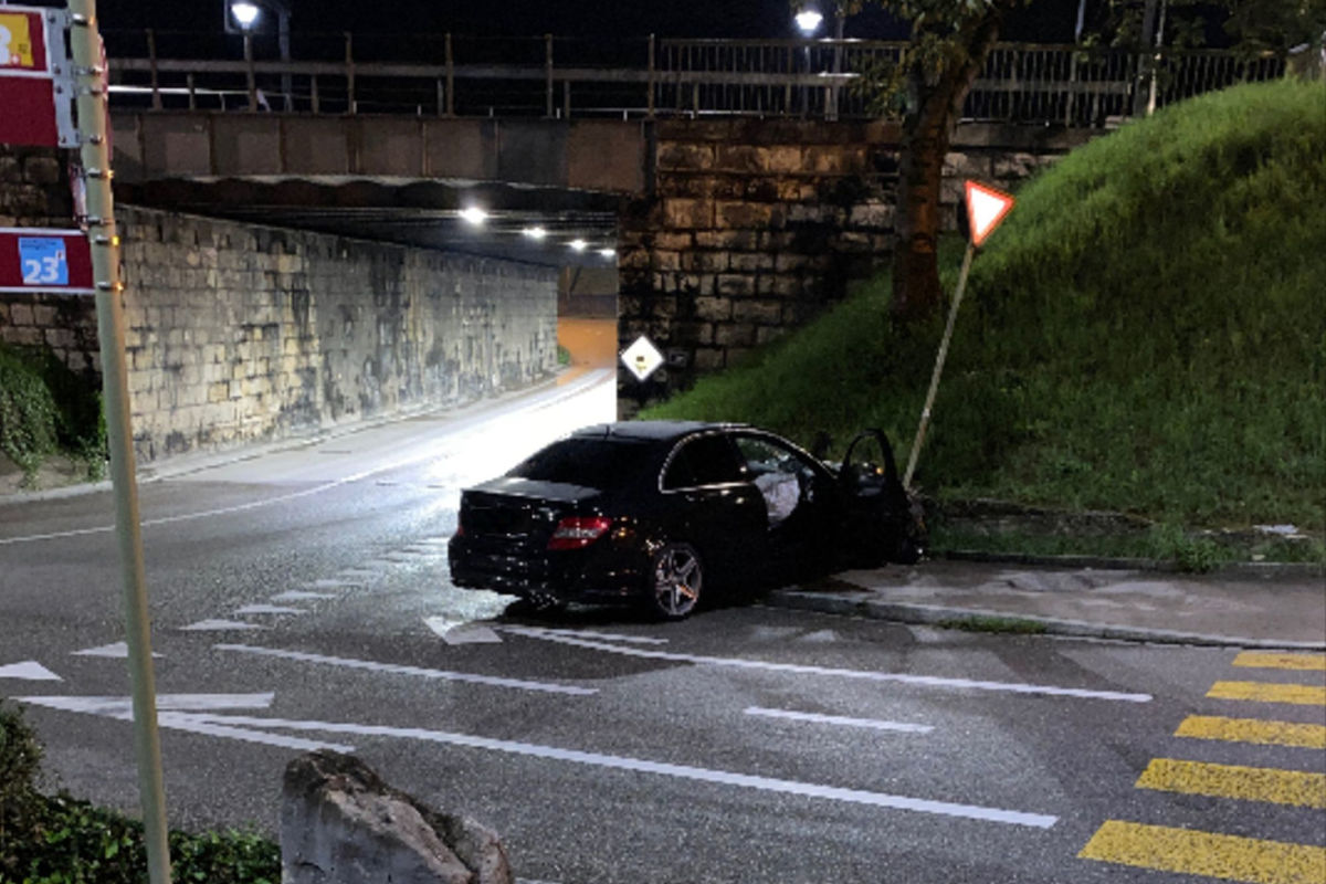 Laufen BL – Kontrolle über Fahrzeug verloren und ungebremst in Schild gekracht