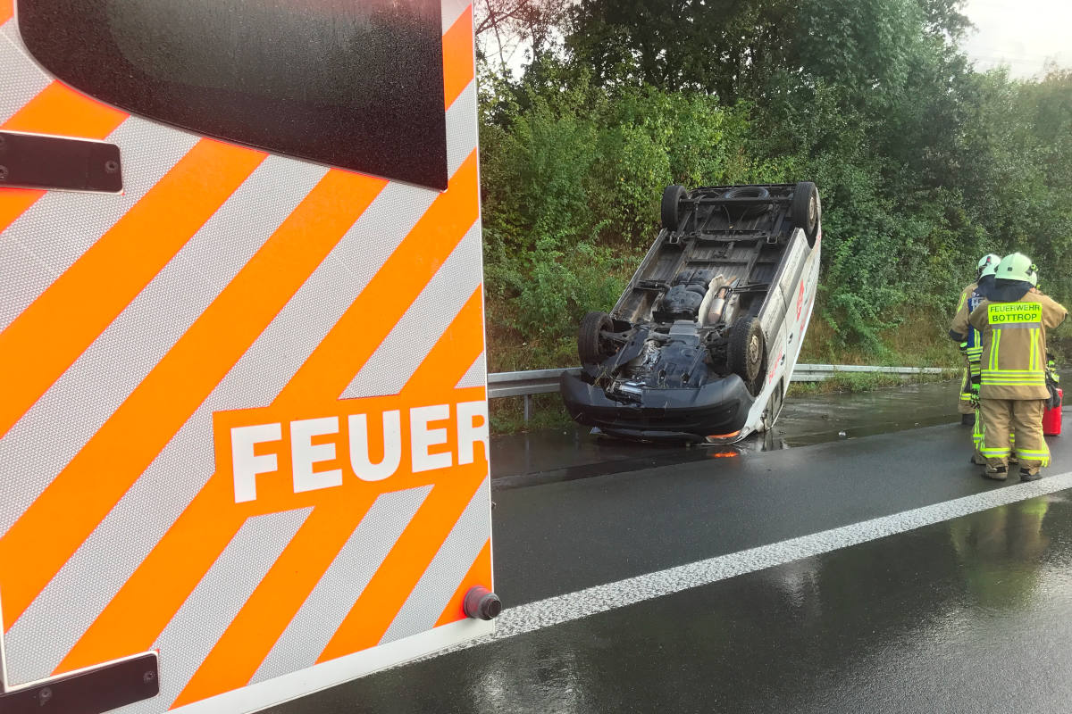 Transporter kollidiert mit Notrufsäule auf der A13