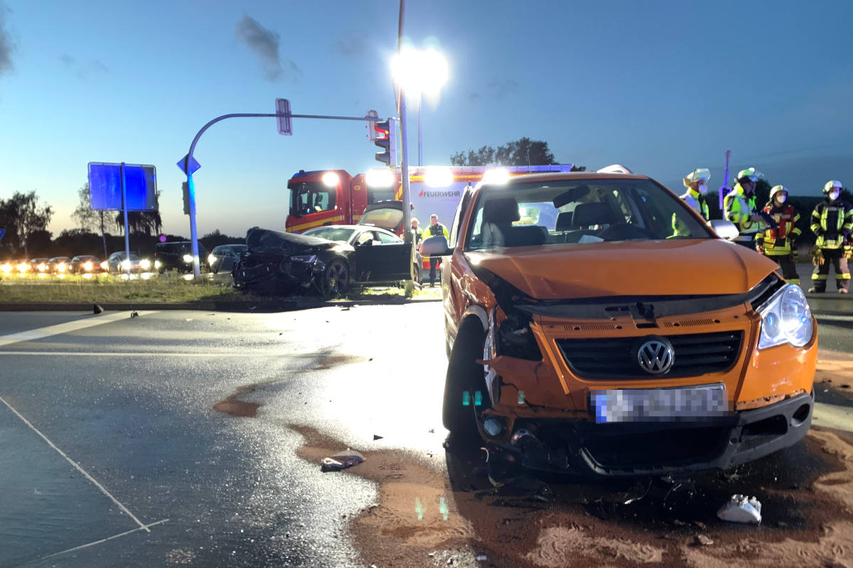 Sieben Menschen bei schwerem Unfall verletzt