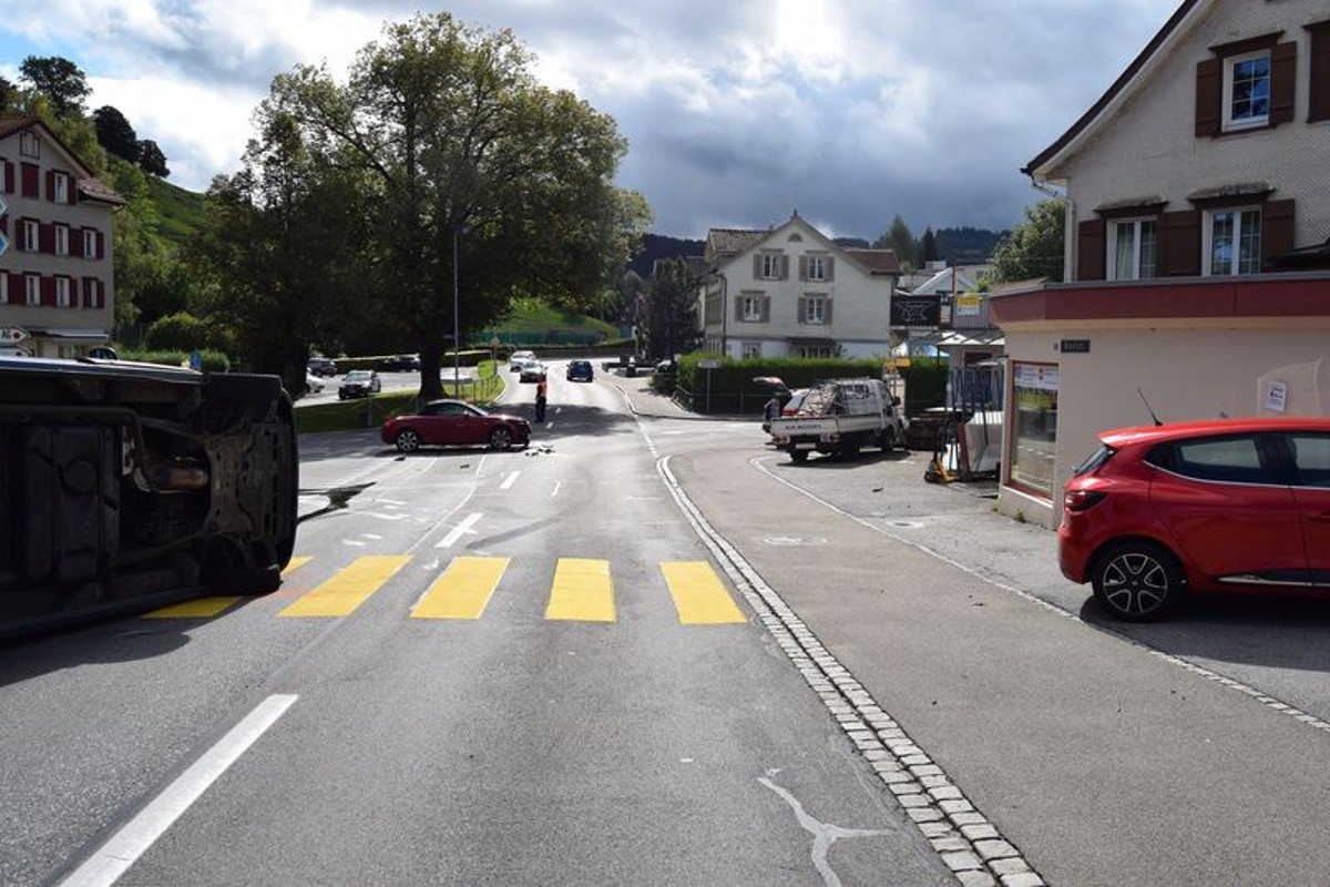 Heiden AR - Kollision zwischen Personenwagen und Lieferwagen