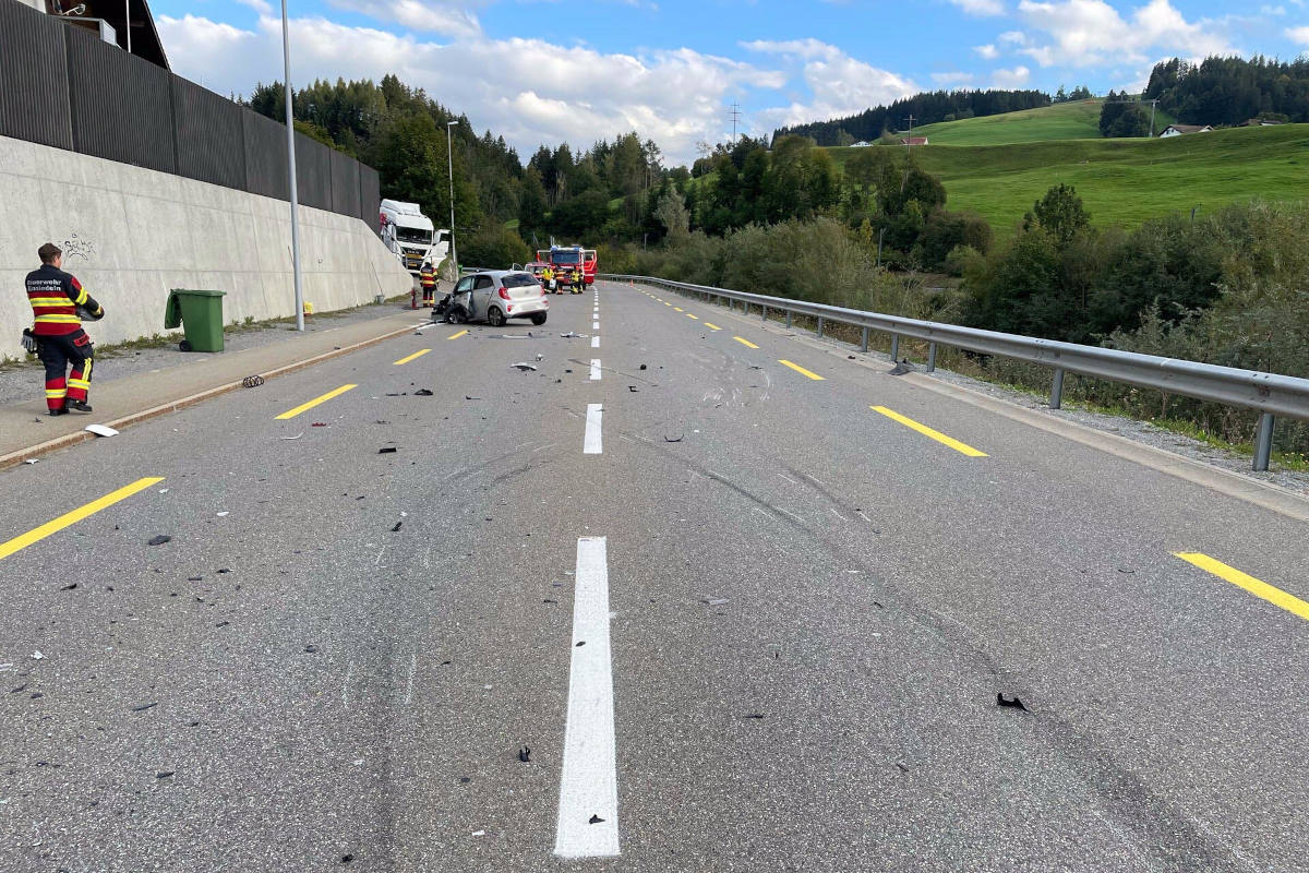 Bennau SZ – Autofahrer bei Frontalkollision verletzt