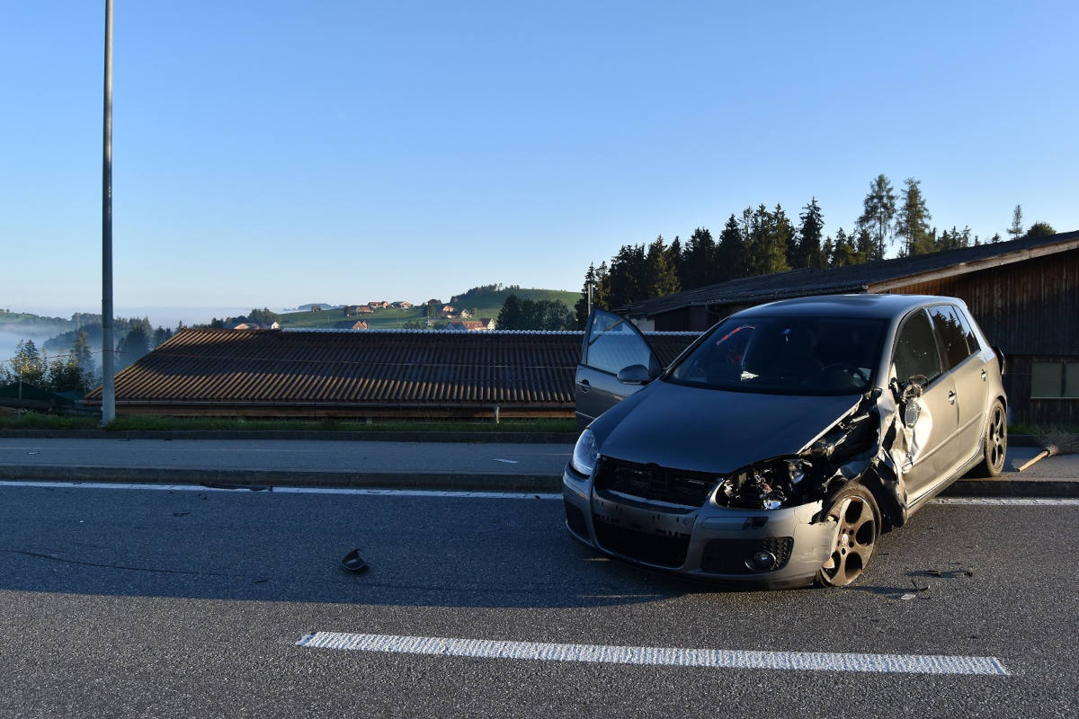 Kollision zwischen zwei Personenwagen