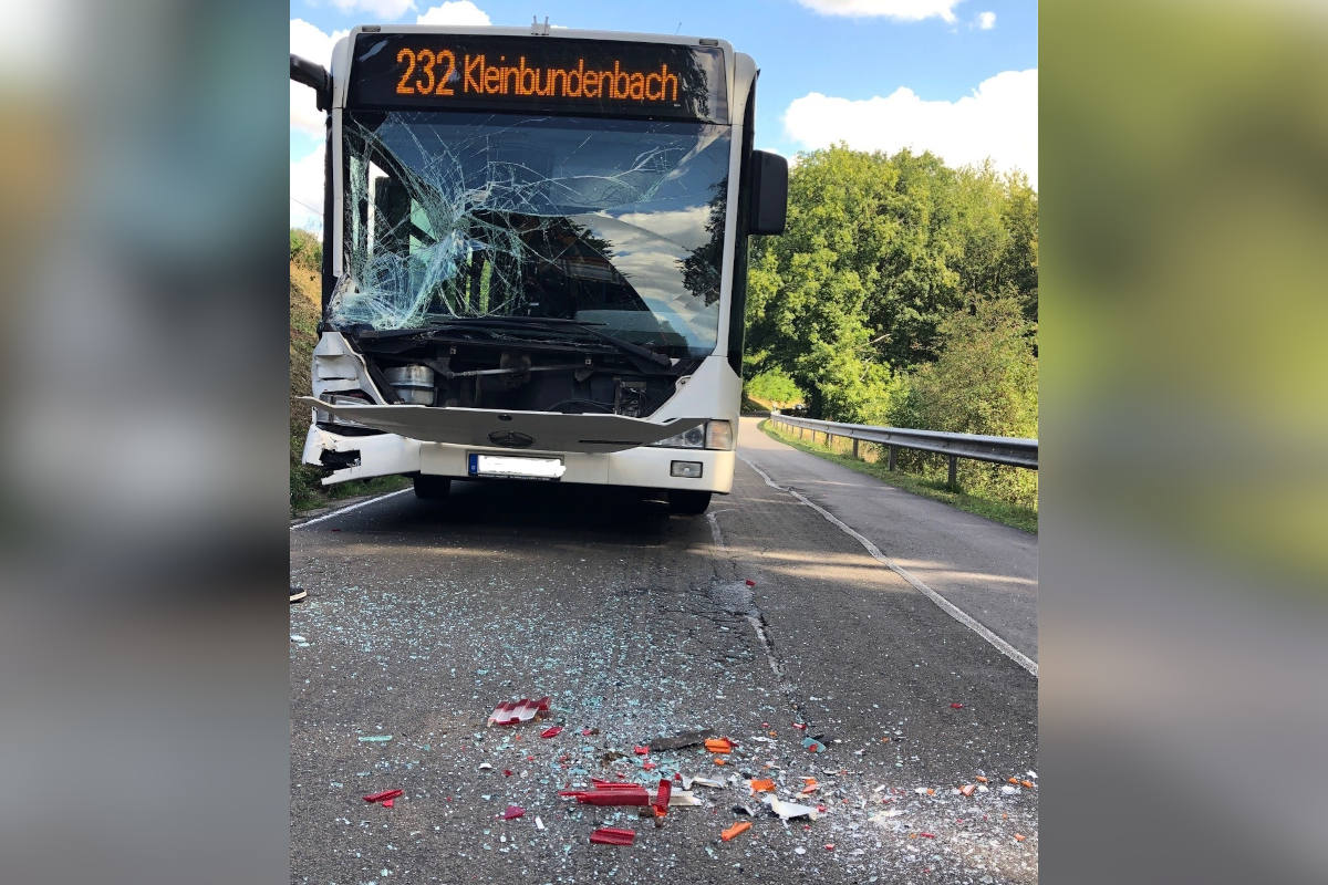 Wiesbach – Zusammenstoß zwischen Mähfahrzeug und Linienbus