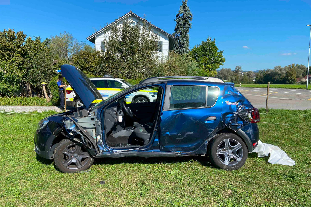 Heftige Kollision zwischen Lastwagen und Auto