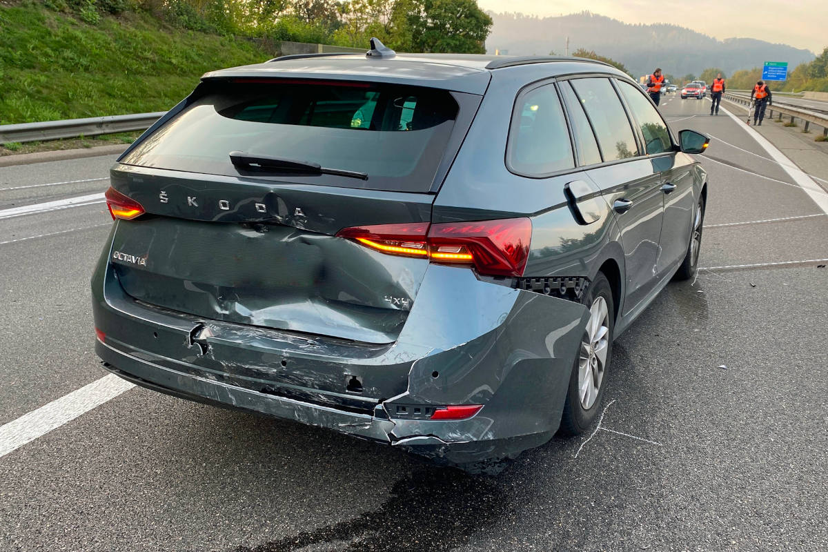 A2 Dagmersellen LU – Eine Person bei Auffahrunfall zwischen zwei Autos verletzt