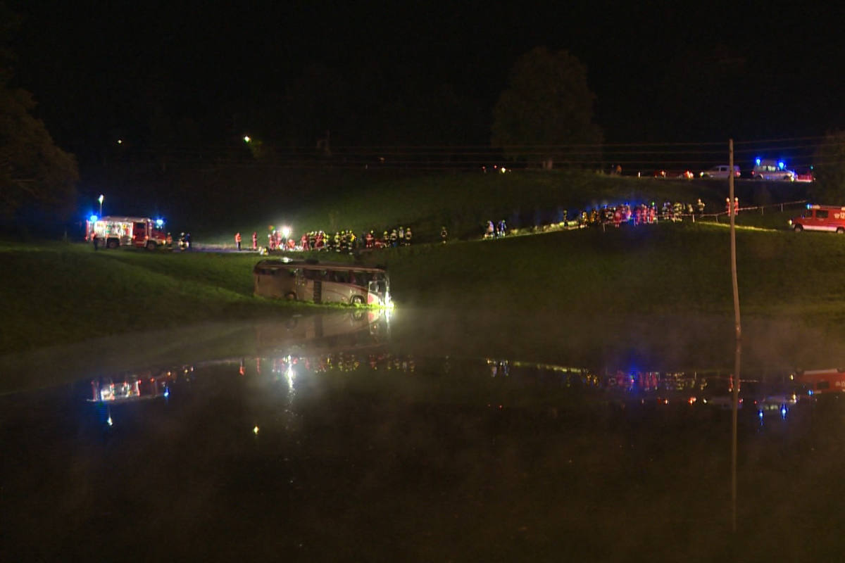 Großeinsatz nach Busunfall