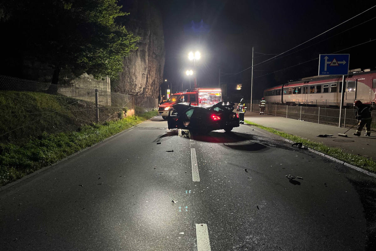 Auto kollidiert bei Selbstunfall mit Felsschutzzaun