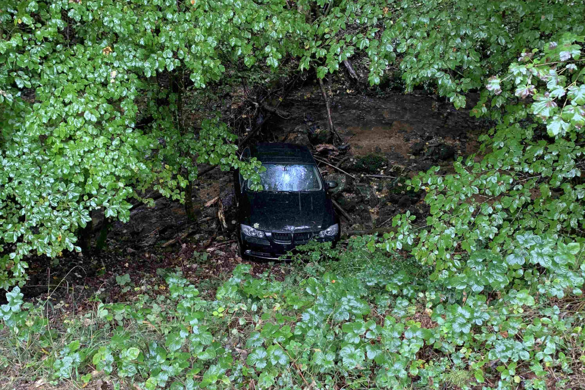 Auto kommt bei Selbstunfall in Bachbett zum Stillstand