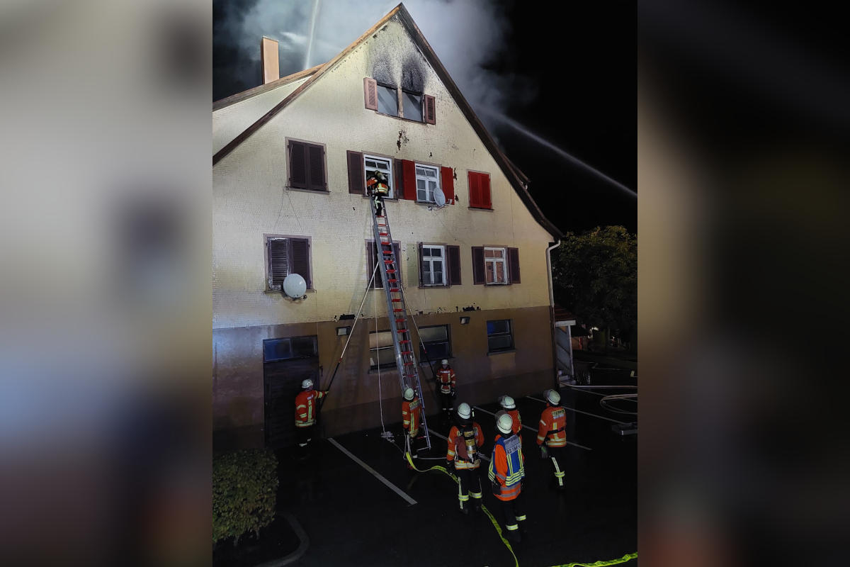 Feuerwehr rettet sieben Menschen aus brennendem Wohnhaus