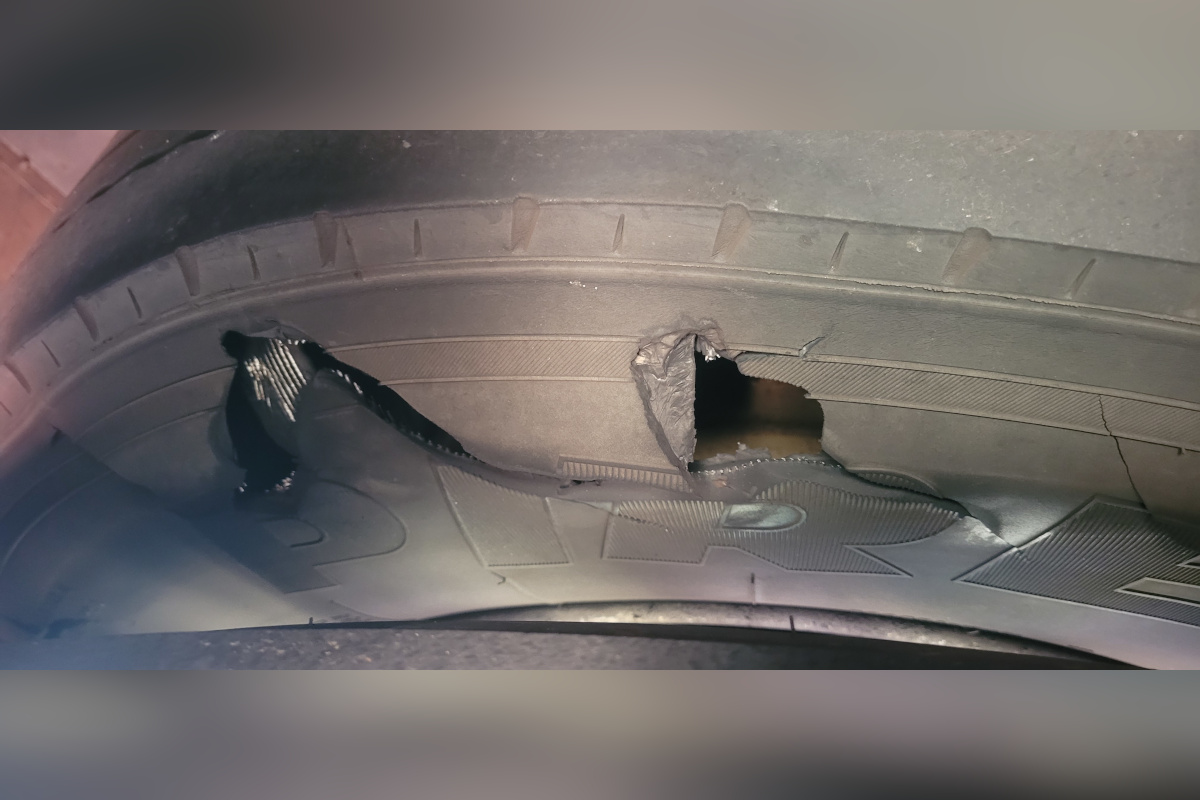 Neuhausen am Rheinfall SH – Reisecar mit geplatzten Reifen gestoppt