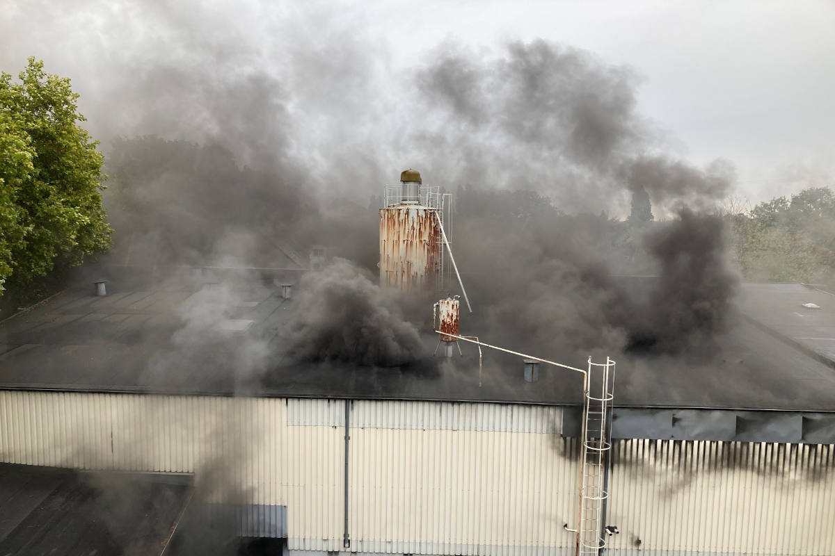Feuer in einer Gewerbehalle in Oberhausen