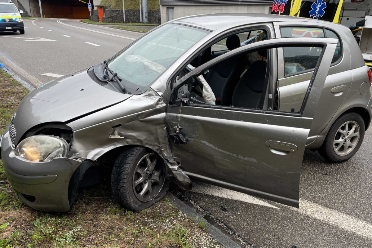 Beim Verkehrsunfall in Aarburg im Kanton Aargau wurden drei Fahrzeuge komplett zerstört.