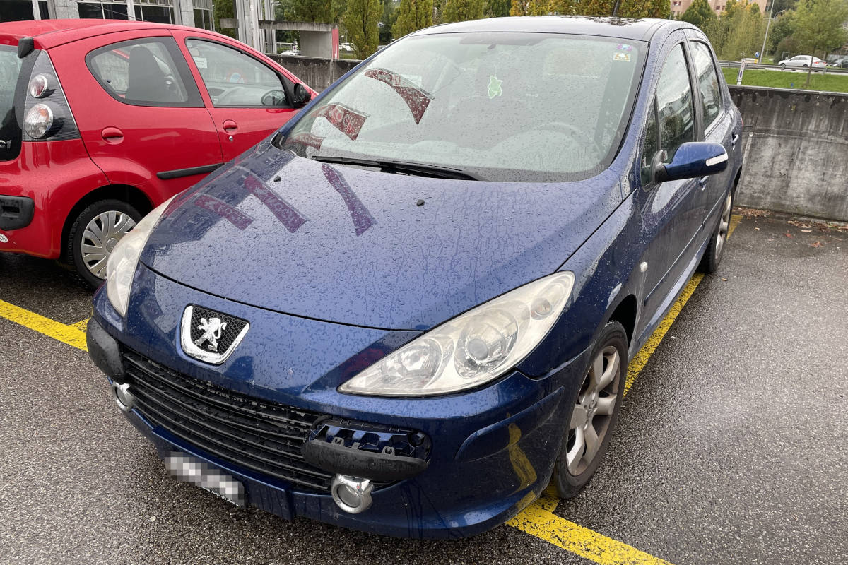 Zwei verletzte Personen nach Auffahrunfall