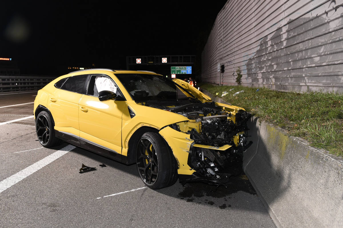 Raser kracht in Leitplanken auf der A1