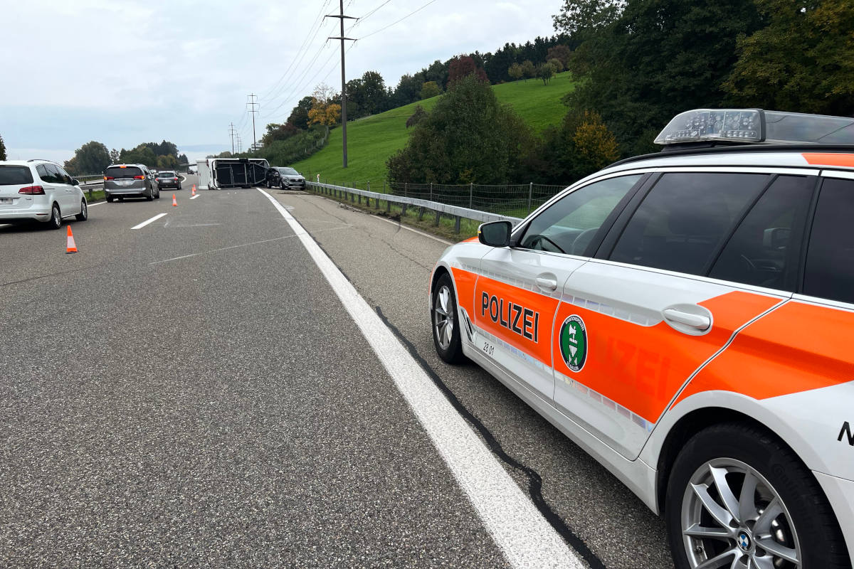 Wohnanhänger nach Selbstunfall auf der A1 gekippt