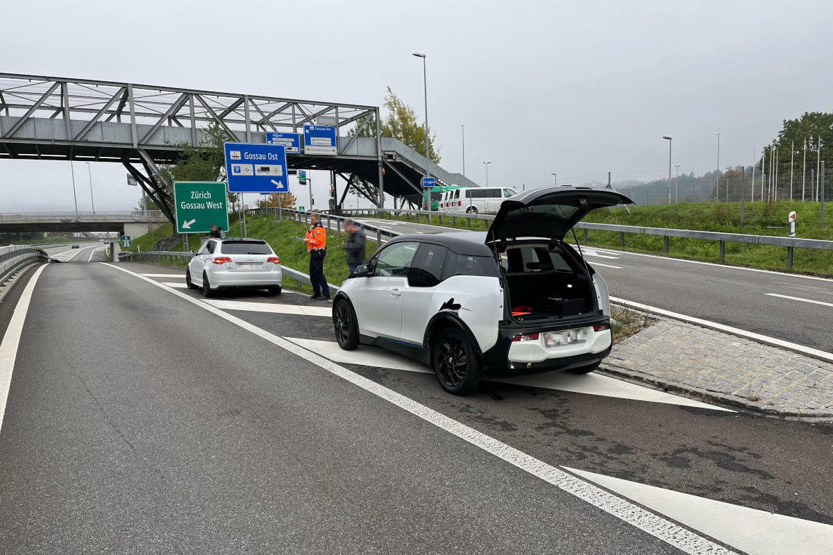 Selbstunfall und Auffahrkollision wegen Übermüdung