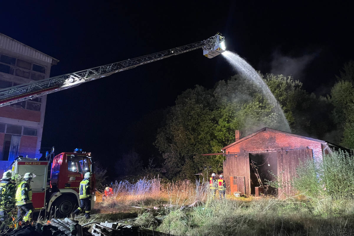 Lagerhalle steht in Flammen