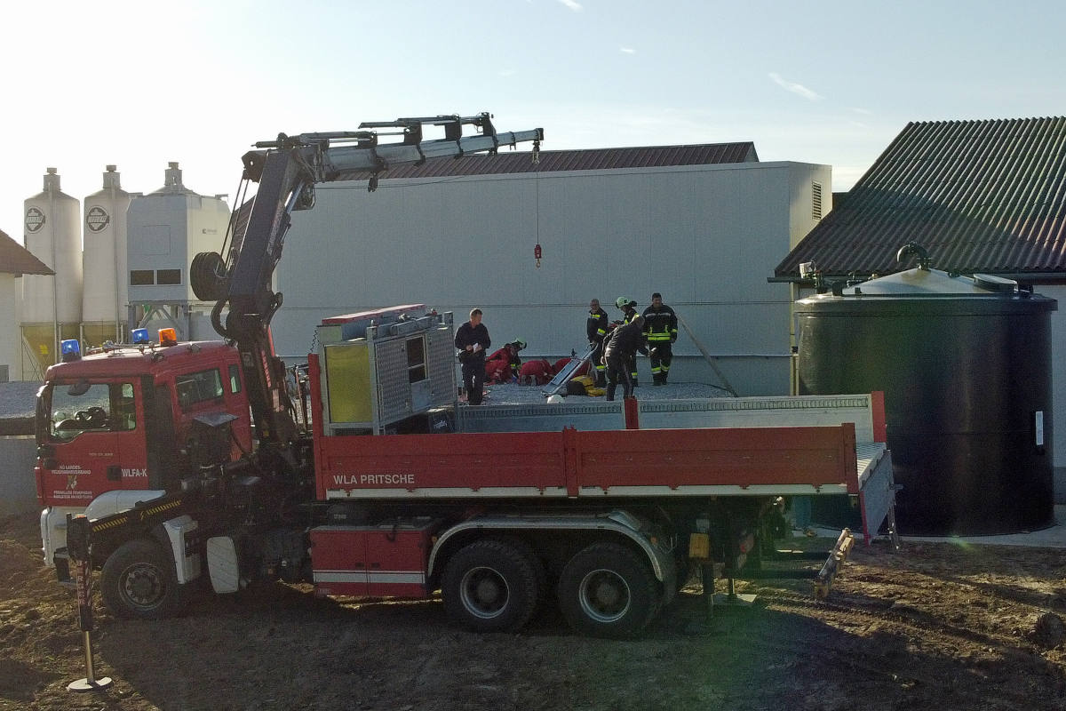 Feuerwehr rettet Arbeiter aus vier Meter tiefen Silo