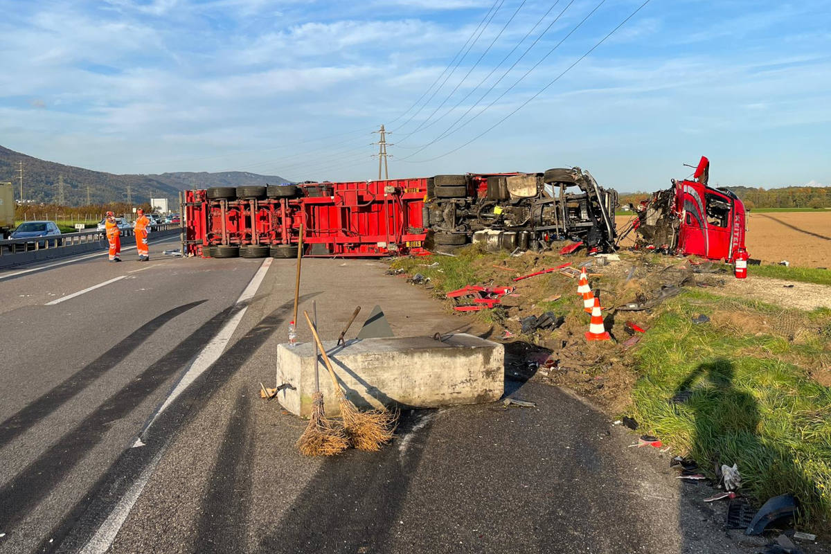 Kollision zwischen Sattelmotorfahrzeug und Unterhaltsfahrzeug auf der A1 – Fahrbahn mehrere Stunden gesperrt