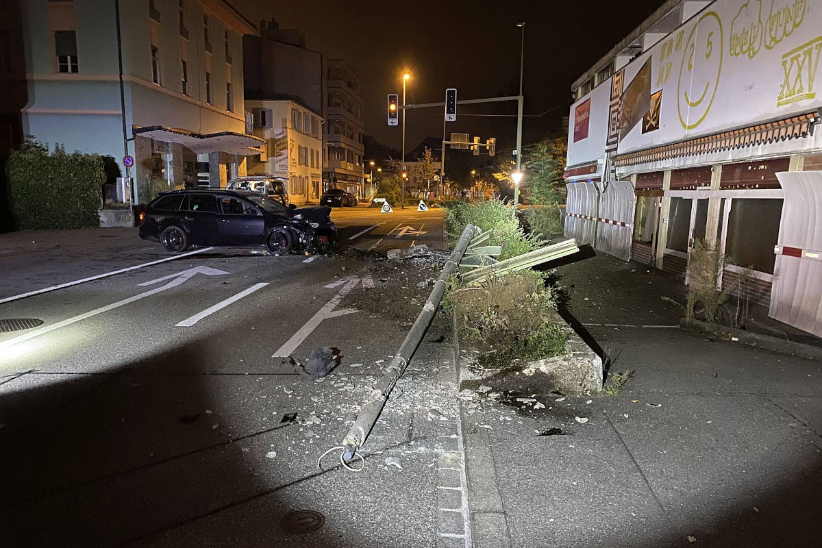 Birsfelden BL – Alkoholisierter Lenker kracht mit 1,48 Promille gegen Kandelaber