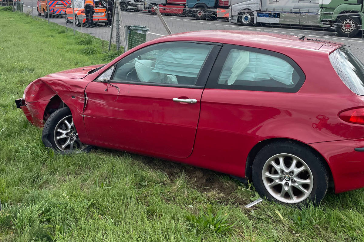 Auf Raststätten-Parkplatz an der A2 mit Baum und Lastwagen kollidiert