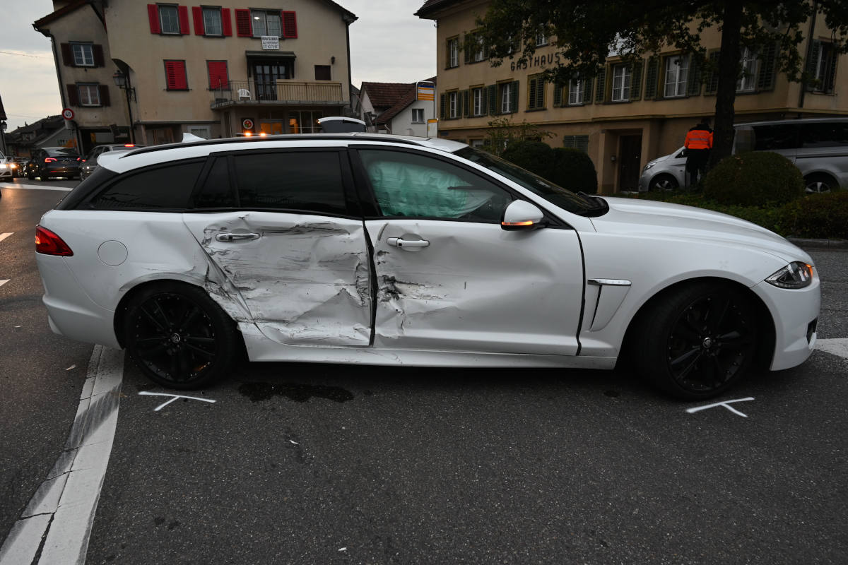 Uznach SG – Kollision zwischen zwei Autos