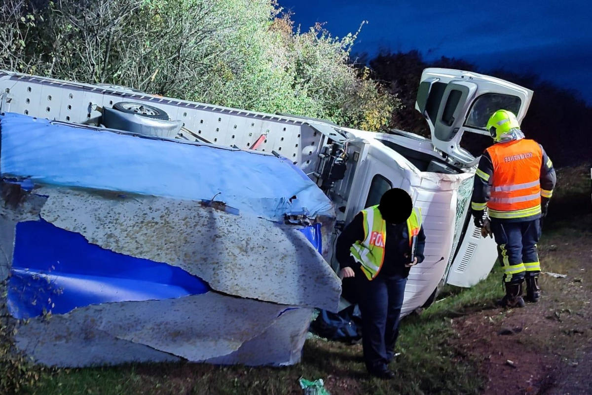 Autotransporter kommt auf der Autobahn von Fahrbahn ab und kippt um!