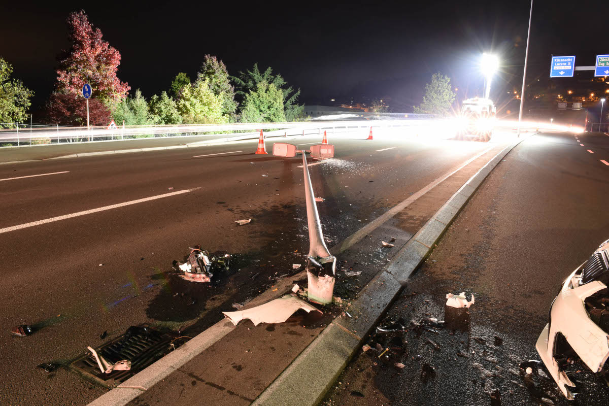 Emmenbrücke und Gisikon LU – Eine stark alkoholisierte Autofahrerin fährt gegen Beleuchtungskandelaber