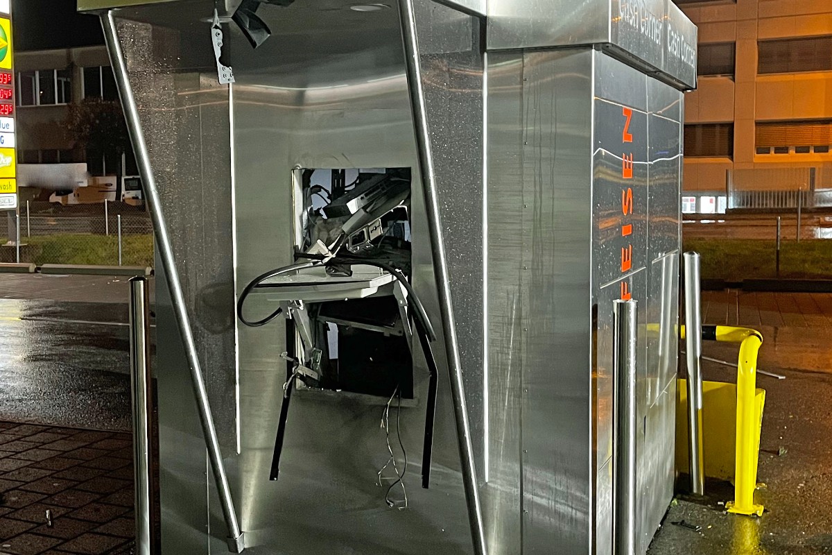 Reiden LU - Bancomat gesprengt – Täterschaft mit dunklem Fahrzeug geflüchtet