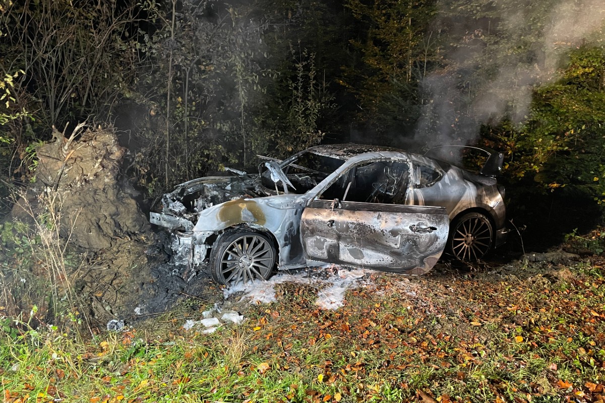 Unfall in Muhen AG - Junglenker auf Probe baut Selbstunfall mit Brandfolge