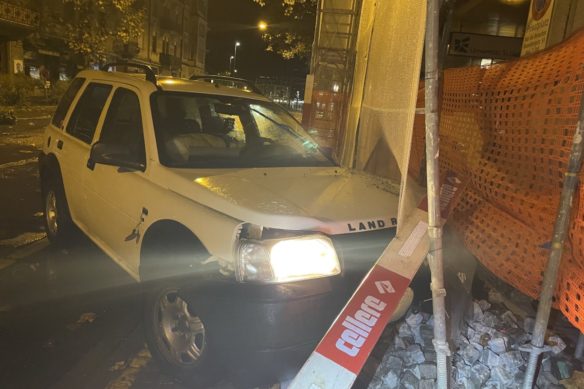 Beim Verkehrsunfall in St. Gallen wurde der Fahrer als fahrunfähig eingestuft.