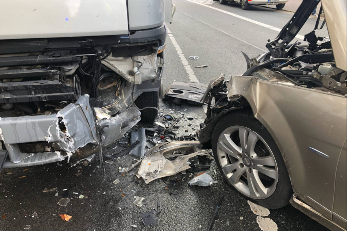 Heiligenhaus – Zwei Personen nach Verkehrsunfall schwer verletzt