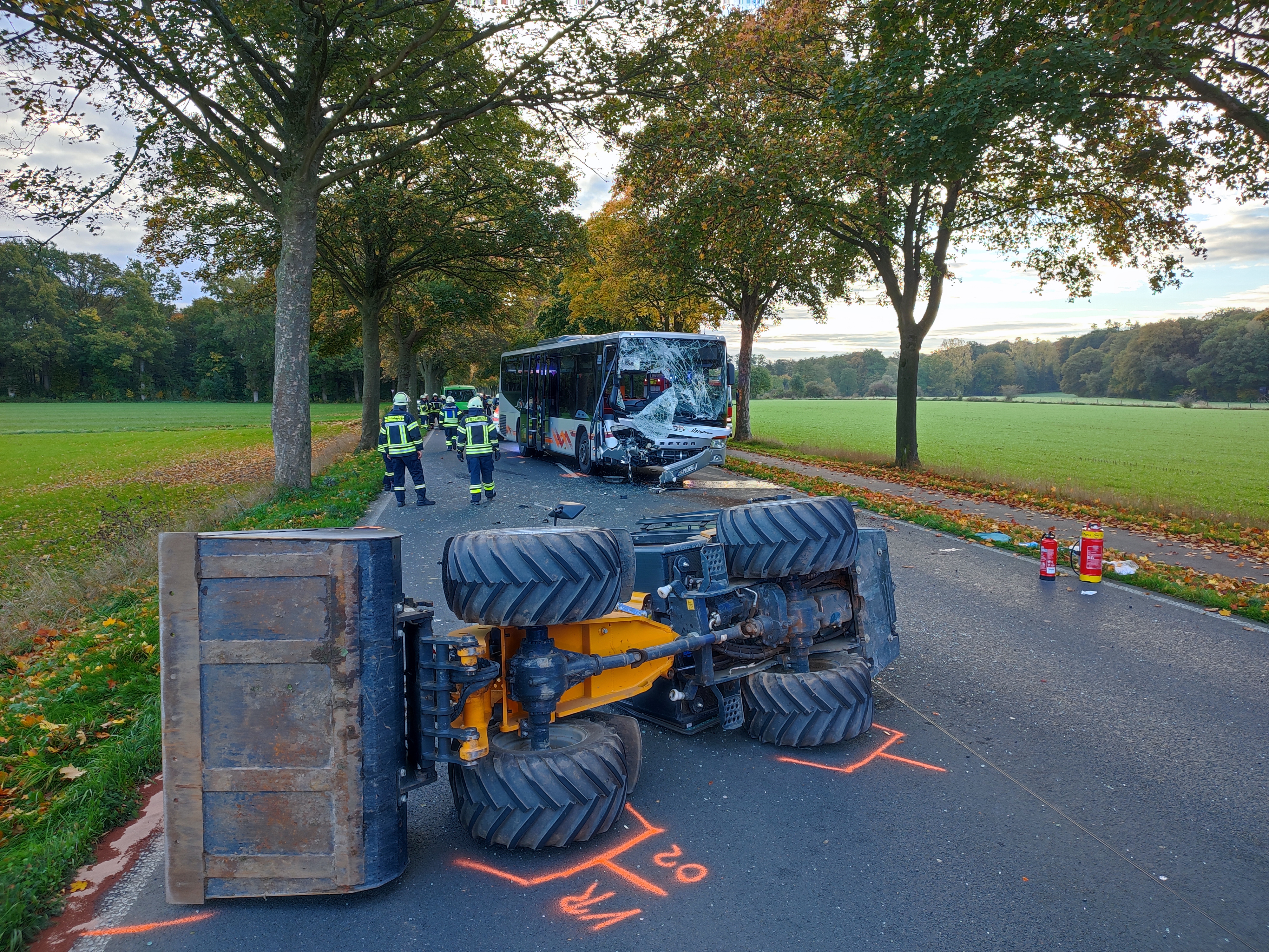 Bus kollidiert mit Kleinbagger