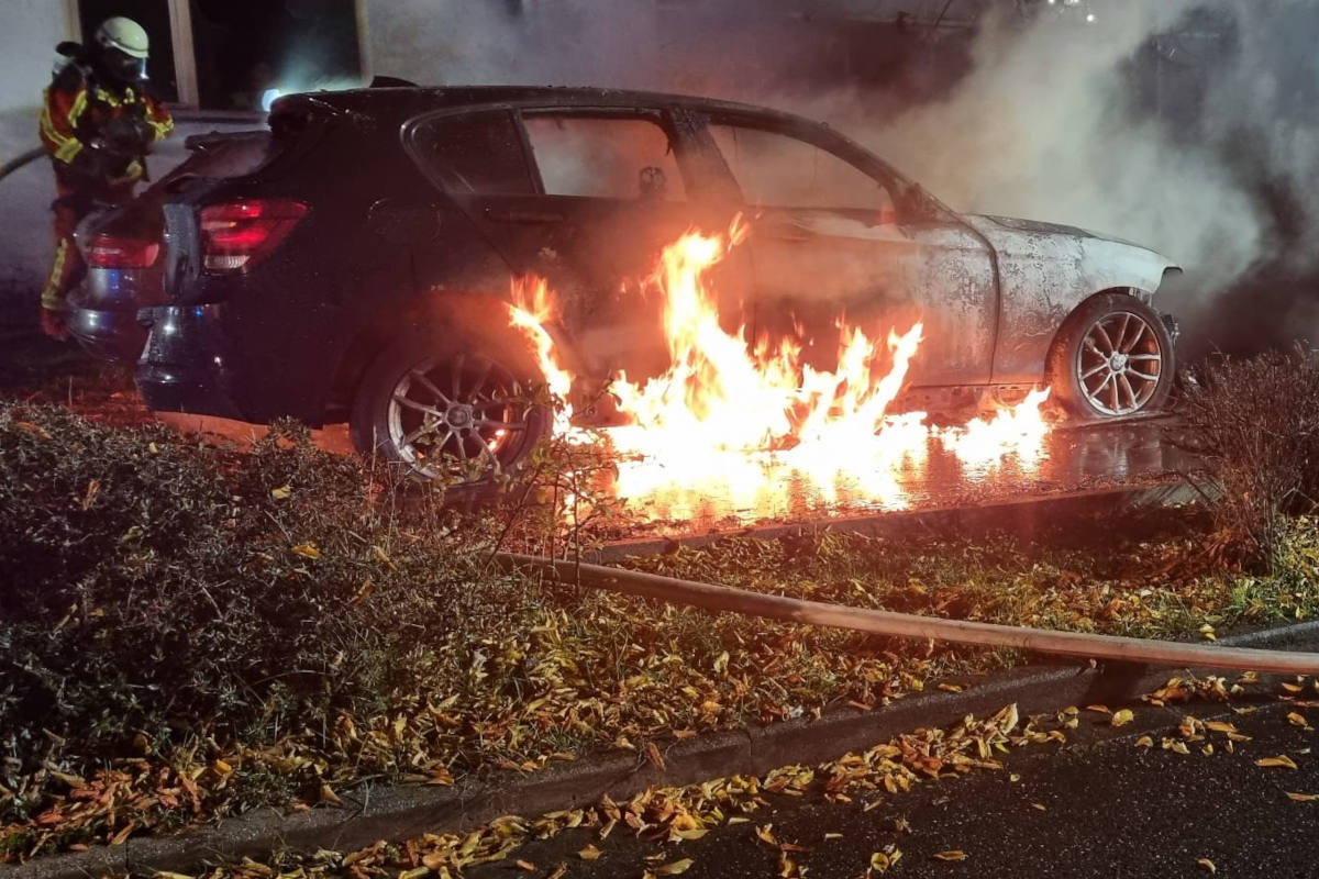 Düren – Fahrzeugbrand droht auf Gebäude überzugreifen