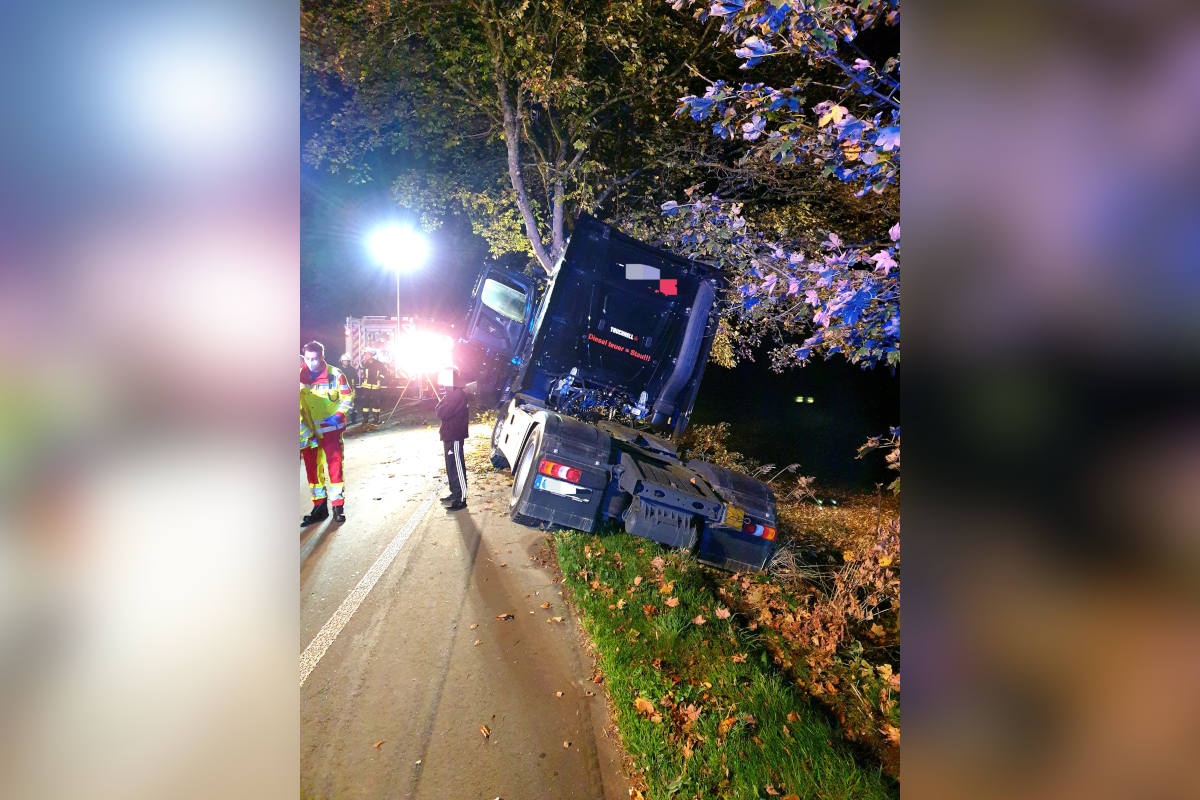 LKW prallt gegen Baum