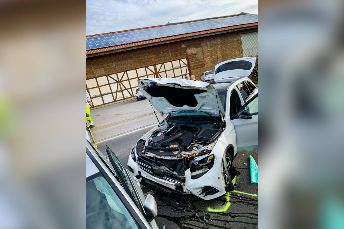 Aus Hofausfahrt gefahren und frontal in anderes Auto gekracht – zwei Personen teils schwer verletzt