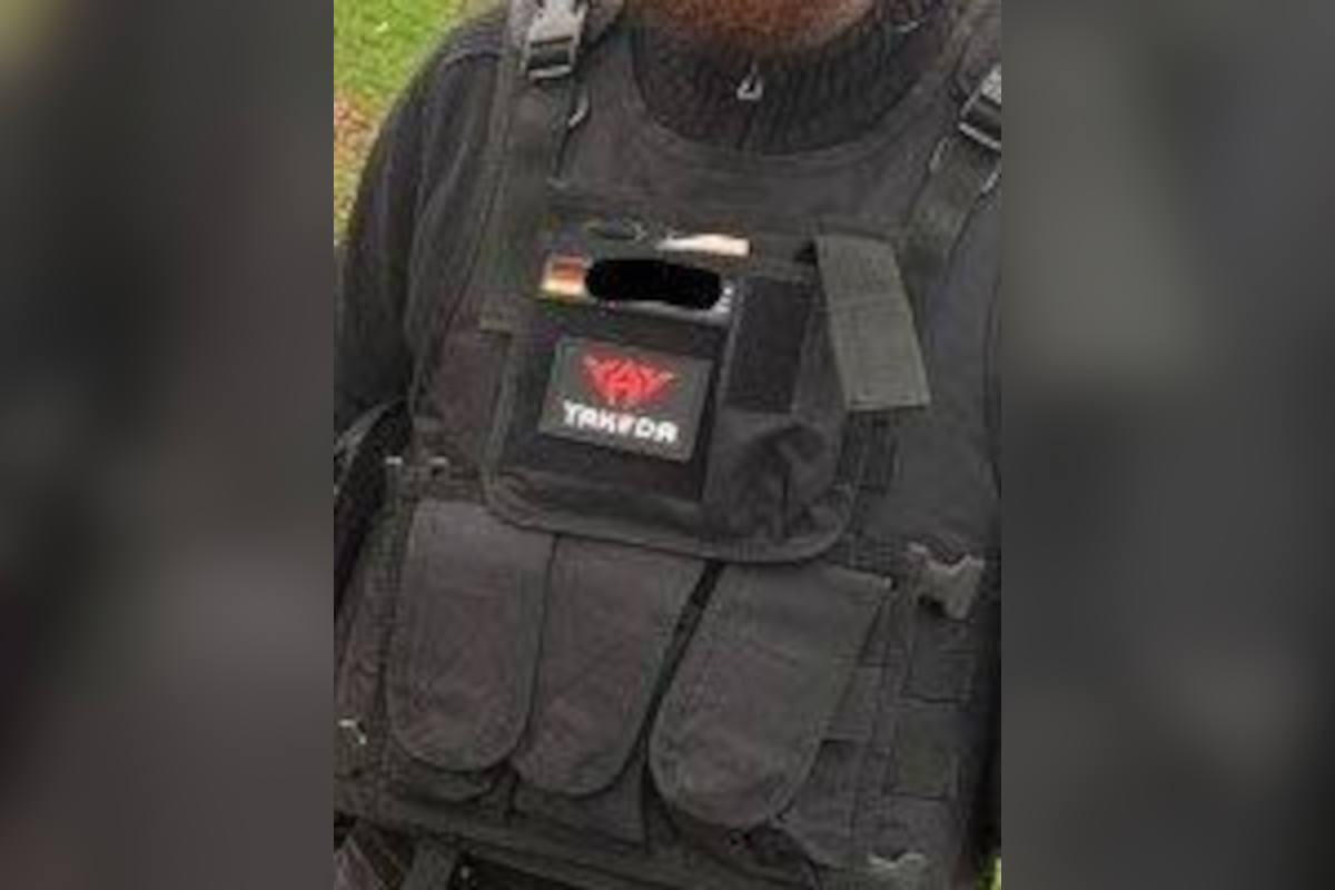 Schwerin –  In Militärverkleidung und bewaffnet in der Altstadt unterwegs