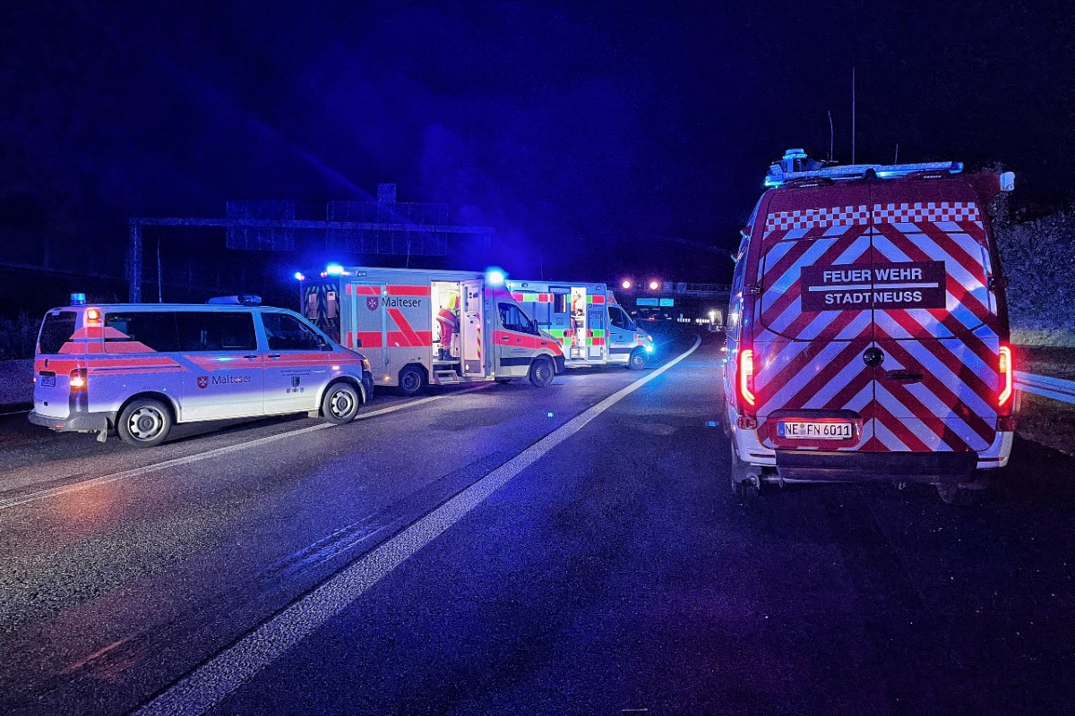Neuss - A57 im Kreuz West nach Unfall gesperrt - Zwei Personen verletzt