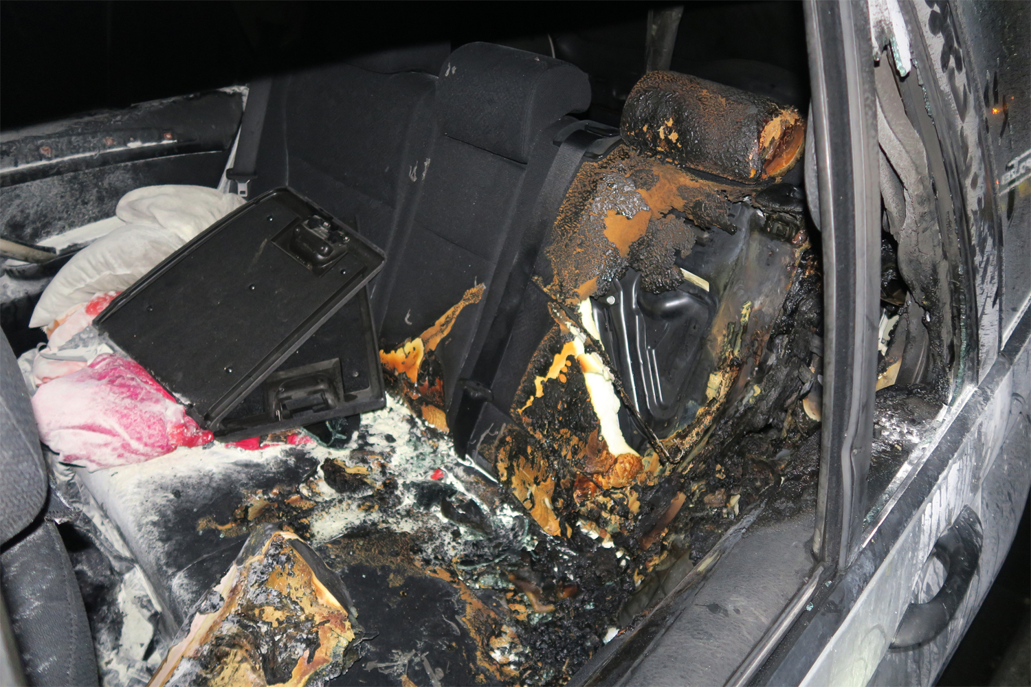 Velbert – Unbekannte zünden BMW an